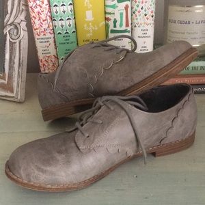 Like-New grey scalloped oxfords